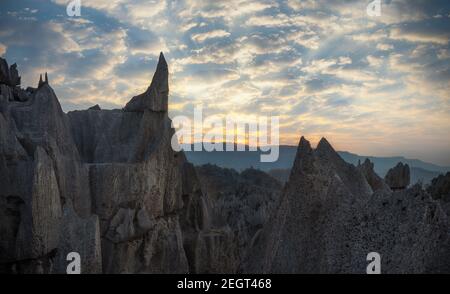 Questa è la foto della montagna in pietra limosa in Pisanulok Thailandia durante il tramonto in zona rurale, la vista è dalla cima della montagna. Foto Stock