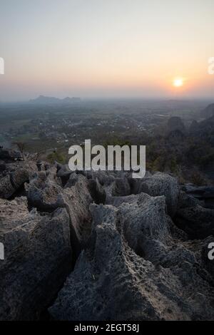 Questa è la foto della montagna in pietra limosa in Pisanulok Thailandia durante il tramonto in zona rurale, la vista è dalla cima della montagna. Foto Stock