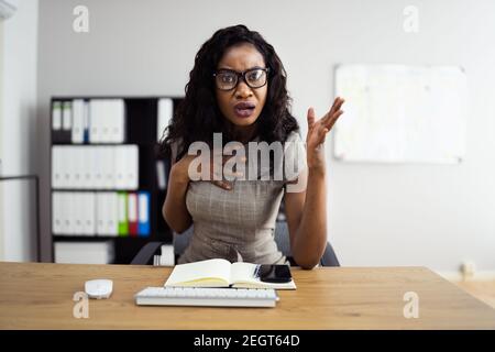 Arrabbiato triste discutere con Boss Woman in videoconferenza Foto Stock