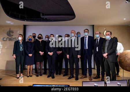 Parigi, Francia. 18 Feb 2021. Il presidente francese Emmanuel Macron e l'astrofisico francese e creatore di Supercam Sylvestre Maurice durante una riunione di osservazione dello sbarco della perseveranza della NASA Mars rover sul pianeta Marte presso il Centro Nazionale Francese per gli Studi spaziali (CNES) a Parigi, Francia, 18 febbraio 2021. Credit: Abaca Press/Alamy Live News Foto Stock