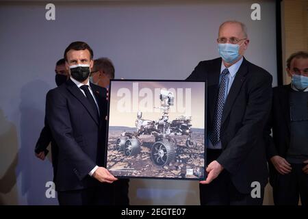 Parigi, Francia. 18 Feb 2021. Il presidente francese Emmanuel Macron e l'astrofisico francese e creatore di Supercam Sylvestre Maurice durante una riunione di osservazione dello sbarco della perseveranza della NASA Mars rover sul pianeta Marte presso il Centro Nazionale Francese per gli Studi spaziali (CNES) a Parigi, Francia, 18 febbraio 2021. Credit: Abaca Press/Alamy Live News Foto Stock