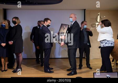 Parigi, Francia. 18 Feb 2021. Il presidente francese Emmanuel Macron e l'astrofisico francese e creatore di Supercam Sylvestre Maurice durante una riunione di osservazione dello sbarco della perseveranza della NASA Mars rover sul pianeta Marte presso il Centro Nazionale Francese per gli Studi spaziali (CNES) a Parigi, Francia, 18 febbraio 2021. Credit: Abaca Press/Alamy Live News Foto Stock