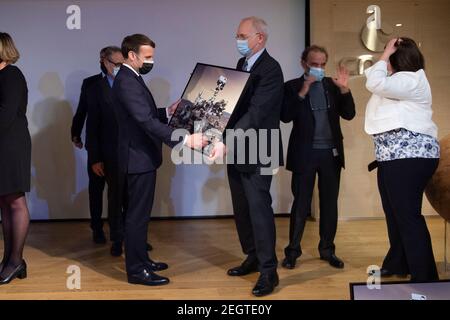 Parigi, Francia. 18 Feb 2021. Il presidente francese Emmanuel Macron e l'astrofisico francese e creatore di Supercam Sylvestre Maurice durante una riunione di osservazione dello sbarco della perseveranza della NASA Mars rover sul pianeta Marte presso il Centro Nazionale Francese per gli Studi spaziali (CNES) a Parigi, Francia, 18 febbraio 2021. Credit: Abaca Press/Alamy Live News Foto Stock