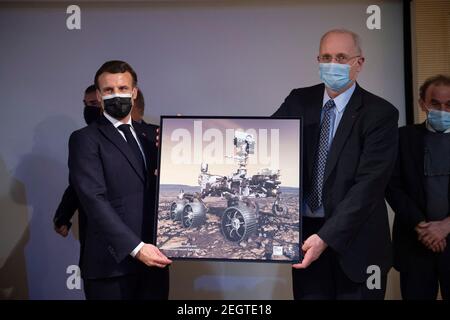 Parigi, Francia. 18 Feb 2021. Il presidente francese Emmanuel Macron e l'astrofisico francese e creatore di Supercam Sylvestre Maurice durante una riunione di osservazione dello sbarco della perseveranza della NASA Mars rover sul pianeta Marte presso il Centro Nazionale Francese per gli Studi spaziali (CNES) a Parigi, Francia, 18 febbraio 2021. Credit: Abaca Press/Alamy Live News Foto Stock