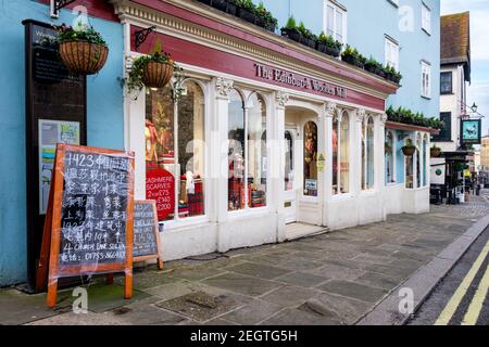 Il negozio di lavorazione della lana di Edimburgo con un cartello all'esterno scritto in caratteri cinesi. Windsor, Berkshire, Inghilterra, GB, Regno Unito Foto Stock