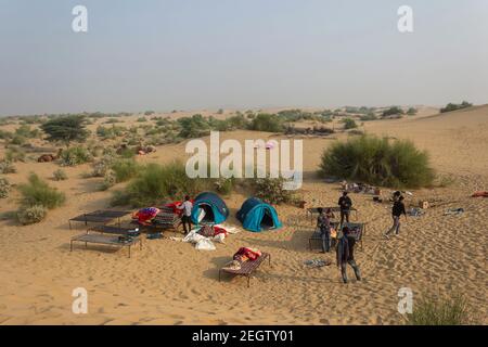 11 Nov 2020 Thar Desert, Jaisalmer, Rajasthan, India. Turisti in tende da campeggio nel deserto di Thar Foto Stock