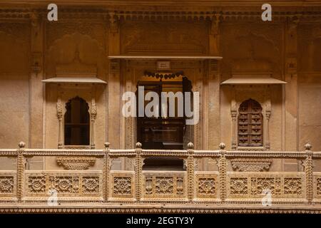 11 nov 2020 Thar Desert, Jaisalmer, Rajasthan, India Camera da letto porta di Patwon ki Haveli commissionato e costruito nell'anno 1805 da Guman Chand Pat Foto Stock