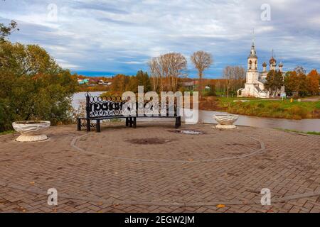 Panchina forgiata con l'iscrizione sedersi, pookaem sui fiumi argillosi e vista della Chiesa Candlemas del Signore Foto Stock