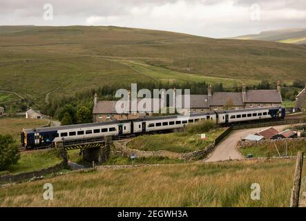 Un servizio Nord in direzione sud sulla ferrovia Settle e Carlisle La linea parte da Garsdale Foto Stock