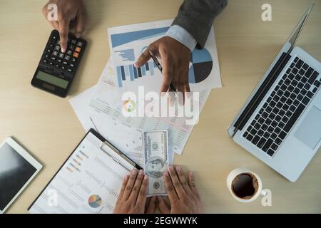 man dollari denaro corruzione analizzare crescita profitto fondi commerciali finanziari E cambio di valuta concetto di corruzione dollari degli Stati Uniti Foto Stock