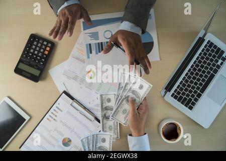 man dollari denaro corruzione analizzare crescita profitto fondi commerciali finanziari E cambio di valuta concetto di corruzione dollari degli Stati Uniti Foto Stock