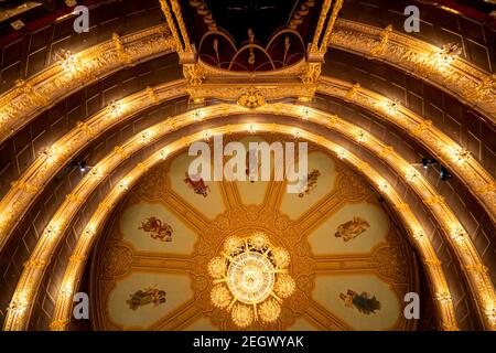 Una vista della decorazione della scatola imperiale presso l'auditorium nel Teatro Bolshoi (la fase storica) di Balletto e Opera a Mosca, Russia Foto Stock