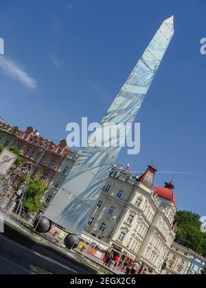 KARLOVY VARY, REPUBBLICA CECA - 28 MAGGIO 2017: La fontana sotto forma di stele (con persone che camminano) Foto Stock