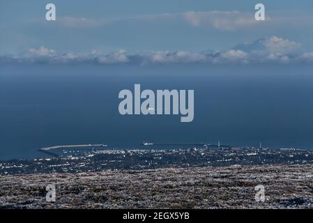 Bella vista aerea-come lontano del porto di Dun Laoghaire e nave nel Mare d'Irlanda visto da due Rock Mountain (Fairy Castle), Co. Dublino, Irlanda Foto Stock