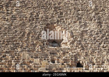 Antichi blocchi di pietra della Grande Piramide di Cheope al Cairo. Egitto Foto Stock