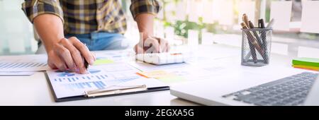 i giovani dirigenti aziendali lavorano con un nuovo progetto di startup che lavora con un piano sulla scrivania dell'ufficio e con un moderno computer digitale. Foto Stock