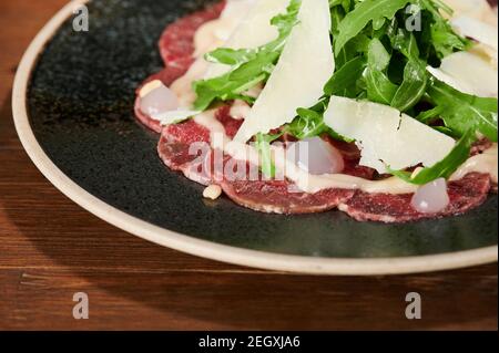 Piatto di antipasti a fette di carne e formaggio e verdure macro visualizza Foto Stock