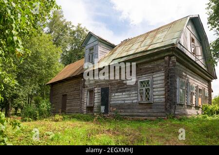 Vecchia casa in legno abbandonata su una collina Foto Stock