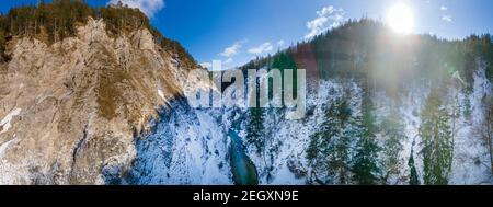 volo aereo con droni vista panoramica dell'oetschergraeben in austria in inverno Foto Stock