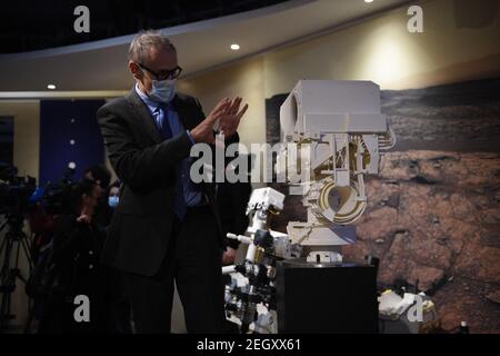 Sylvestre Maurice, astrofisico francese e creatore di Supercam, pone per immagini accanto ad un modello 3D dello strumento Supercam in esposizione presso il Centro Nazionale Francese per gli Studi spaziali (CNES), a Parigi il 18 febbraio 2021. Foto di Eliot Blondt/ABACAPRESS.COM Credit: Abaca Press/Alamy Live News Foto Stock