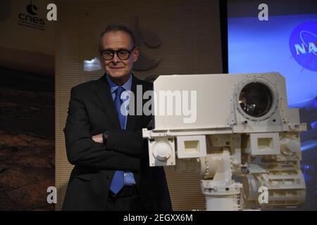 Sylvestre Maurice, astrofisico francese e creatore di Supercam, pone per immagini accanto ad un modello 3D dello strumento Supercam in esposizione presso il Centro Nazionale Francese per gli Studi spaziali (CNES), a Parigi il 18 febbraio 2021. Foto di Eliot Blondt/ABACAPRESS.COM Credit: Abaca Press/Alamy Live News Foto Stock