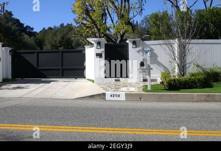 Los Angeles, California, USA 18 febbraio 2021 UNA visione generale dell'atmosfera di Singer Johnny Cash e personalità televisiva l'ex casa/casa di Johnny Carson a 4259 Hayvenhurst Avenue il 18 febbraio 2021 a Los Angeles, California, USA. Foto di Barry King/Alamy Stock foto Foto Stock