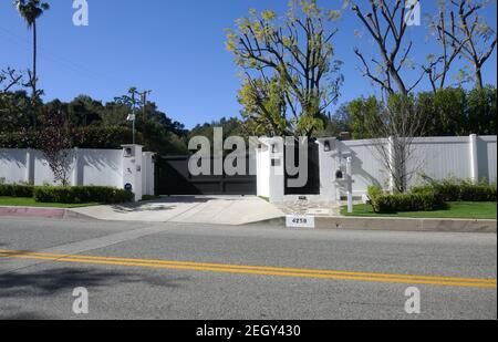 Los Angeles, California, USA 18 febbraio 2021 UNA visione generale dell'atmosfera di Singer Johnny Cash e personalità televisiva l'ex casa/casa di Johnny Carson a 4259 Hayvenhurst Avenue il 18 febbraio 2021 a Los Angeles, California, USA. Foto di Barry King/Alamy Stock foto Foto Stock