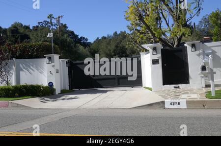 Los Angeles, California, USA 18 febbraio 2021 UNA visione generale dell'atmosfera di Singer Johnny Cash e personalità televisiva l'ex casa/casa di Johnny Carson a 4259 Hayvenhurst Avenue il 18 febbraio 2021 a Los Angeles, California, USA. Foto di Barry King/Alamy Stock foto Foto Stock