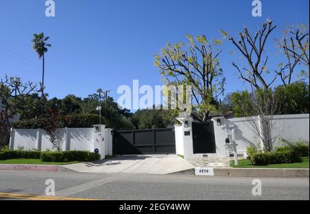 Los Angeles, California, USA 18 febbraio 2021 UNA visione generale dell'atmosfera di Singer Johnny Cash e personalità televisiva l'ex casa/casa di Johnny Carson a 4259 Hayvenhurst Avenue il 18 febbraio 2021 a Los Angeles, California, USA. Foto di Barry King/Alamy Stock foto Foto Stock