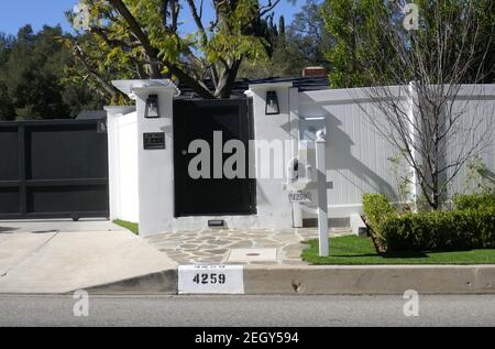 Los Angeles, California, USA 18 febbraio 2021 UNA visione generale dell'atmosfera di Singer Johnny Cash e personalità televisiva l'ex casa/casa di Johnny Carson a 4259 Hayvenhurst Avenue il 18 febbraio 2021 a Los Angeles, California, USA. Foto di Barry King/Alamy Stock foto Foto Stock