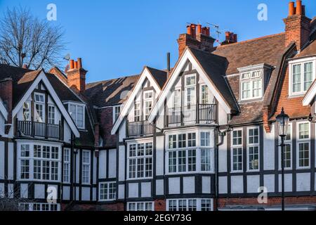 Esterno delle case in stile Tudor Revival a Queen's Elm Square Intorno a Chelsea a Londra Foto Stock