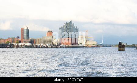 AMBURGO: Porto con il teatro dell'opera Elbphilharmonie ad Amburgo, Germania Foto Stock