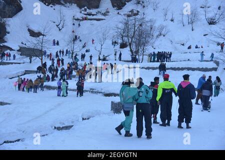 Manali, India. 17 Feb 2021. Turisti durante la visita alla Valle di Solang a Manali Himachal Pradesh. (Foto di Shaukat Ahmed/Pacific Press) Credit: Pacific Press Media Production Corp./Alamy Live News Foto Stock