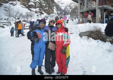 Manali, India. 17 Feb 2021. Turisti durante la visita alla Valle di Solang a Manali Himachal Pradesh. (Foto di Shaukat Ahmed/Pacific Press) Credit: Pacific Press Media Production Corp./Alamy Live News Foto Stock