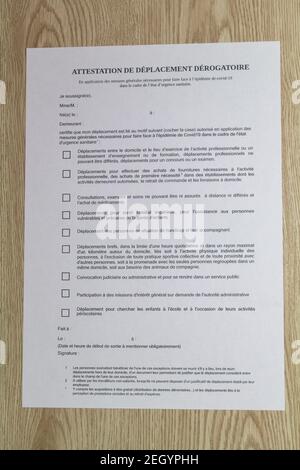 Primelin – Francia, 16 novembre 2020 : certificato francese di spostamento derogatorio da uscire durante il blocco del coronavirus Foto Stock
