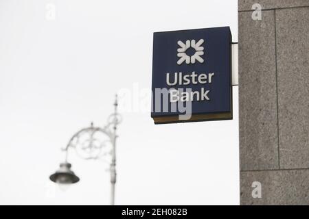 Un cartello all'esterno della sede centrale della Ulster Bank a Dublino. NatWest sta pensando di ritirare il suo marchio Ulster Bank dalla Repubblica d'Irlanda, è stato segnalato. Data immagine: Venerdì 19 febbraio 2021. Il Financial Times ha affermato che la banca dovrebbe annunciare un’uscita graduale dal paese, dove è la terza banca più grande e opera con il marchio Ulster Bank, quando riferisce i suoi risultati annuali il venerdì. Foto Stock