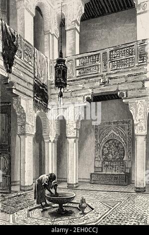 Cortile di una vecchia casa di palazzo nella città marocchina di Fes el Bali, Souk Medina di Fez. Marocco, Maghreb Nord Africa. Antica illustrazione del 19 ° secolo inciso da El Mundo Ilustrado 1879 Foto Stock