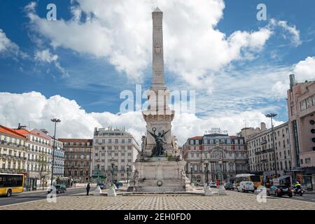 LISBONA, PORTOGALLO - 14 APRILE 2016: Obelisco a Lisbona durante la giornata di sole sulla piazza della Restaurazione in onore dell'indipendenza portoghese dalla Spagna nel 1640 in Foto Stock