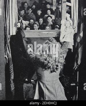 Una fotografia stampata dei primi anni '40 del secolo scorso di dietro le quinte dello spettacolo Punch & Judy al Rodney Youth Center di Liverpool. ---- in questo edificio tra il 1923 e il 1940 è stato ospitato l'Embassy Club utilizzato per danze, istruzione e matrimoni. Divenne il Centro Giovanile Rodney nella seconda guerra mondiale. Lo stesso edificio è stato ufficialmente aperto come Liverpool Irish Center il 1 febbraio 1965, ospita ceilidhs, musica e spettacoli teatrali, oltre ad essere utilizzato da club e società. Oggi l'edificio è comunemente chiamato Wellington Rooms ed è un edificio classificato di grado II. Foto Stock