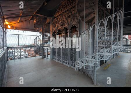 Ascensore Santa Justa a Lisbona, Portogallo. L'ascensore fu costruito da Raoul Mesnard nel 1902 per collegare Baixa Pombalin Foto Stock