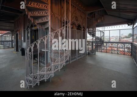 Ascensore Santa Justa a Lisbona, Portogallo. L'ascensore fu costruito da Raoul Mesnard nel 1902 per collegare Baixa Pombalin Foto Stock
