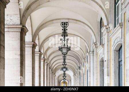 Corridoio con colonne che circondano la piazza del commercio a Lisbona, Portogallo Foto Stock