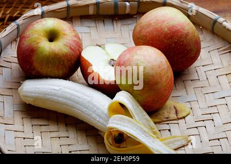 Mele e banane in un cestino. Foto Stock