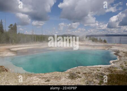 West Thumb Geyser Basin nel parco nazionale di Yellowstone, Wyoming, Stati Uniti Foto Stock