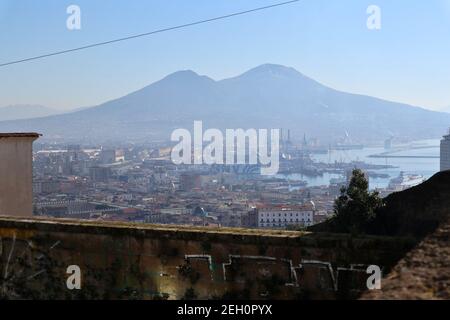 Napoli - Vesuvio dalla scalinata della Pedamentina Foto Stock