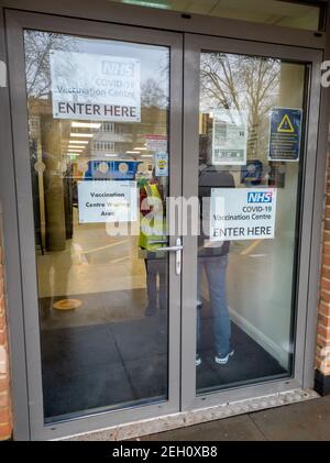 Un centro governativo di vaccinazione Covid-19 con personale che aiuta il pubblico selezionato per la loro vaccinazione. Foto Stock