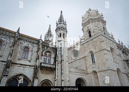 Monastero di Jeronimos nella zona di Belem di Lisbona, Portogallo. Il monastero è classificato come patrimonio dell'umanità dell'UNESCO Foto Stock