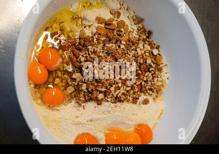 fare sbrisolna crostata Foto Stock