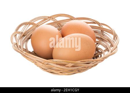 Tre uova di pollo in cestino su fondo bianco isolato. Tracciato di ritaglio. Foto Stock