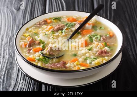 Il brodo Scotch è un tradizionale e sostanzioso primo piano di zuppe scozzesi nel piatto sul tavolo. Orizzontale Foto Stock